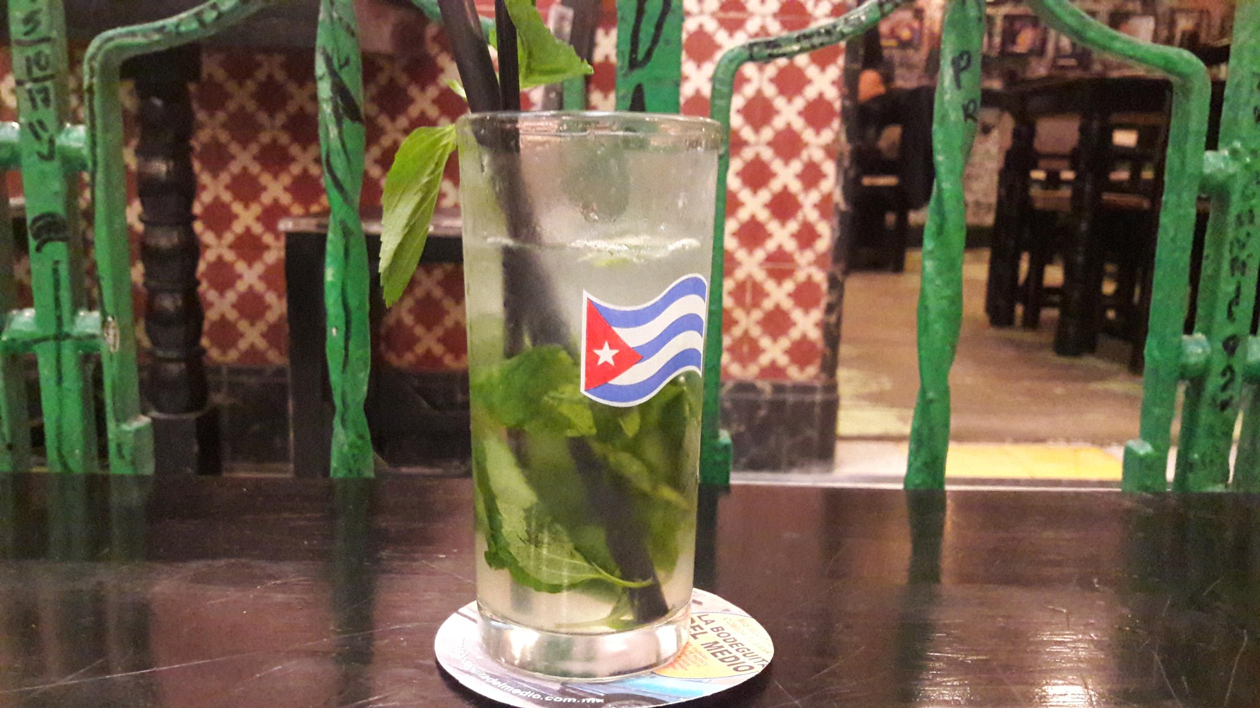 La historia detrás del refrescante mojito y cómo prepararlo