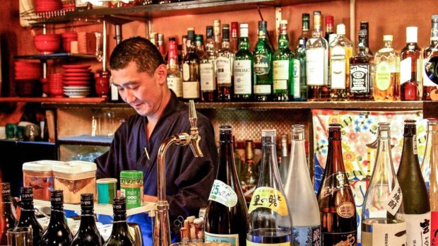 Dentro del bar manejado por monjes budistas