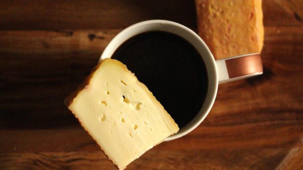La extraña tradición de sopear el café con queso