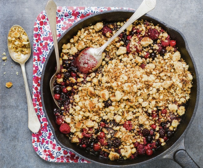 #RecetasLarousse Crumble de manzana y frutos rojos
