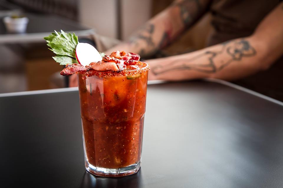 Así surgió el curacrudas por excelencia: el clamato con cerveza