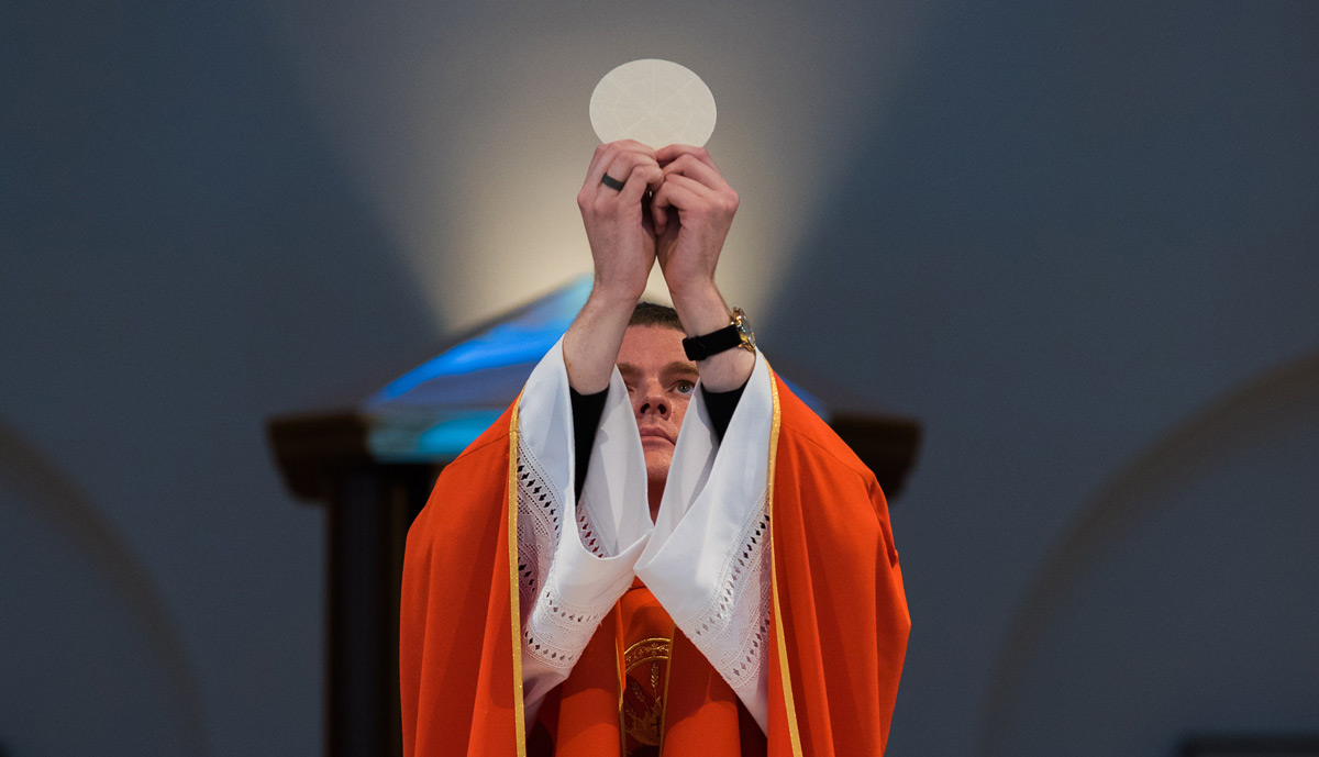 Vaticano prohibe hostias sin gluten y vino