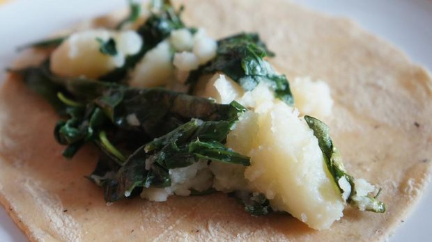 Taco de quelites con papas.