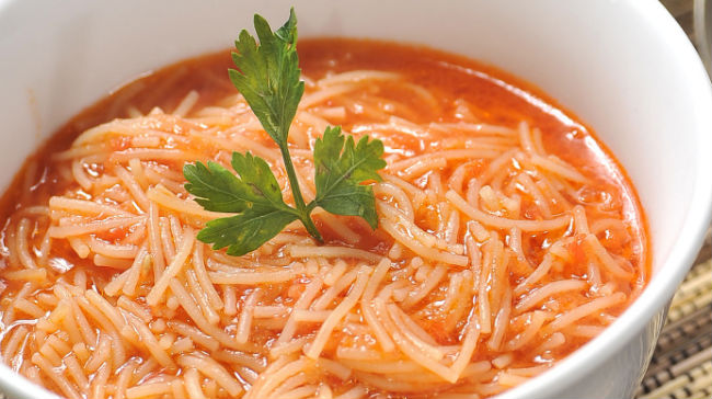 Sopa caldosa de fideos, la receta de <i>Titita</i>