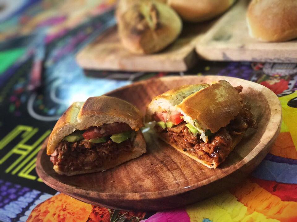 Tortas chilangas: la magia de hacer que todo sepa bien dentro de un bolillo (y dónde probarlas)