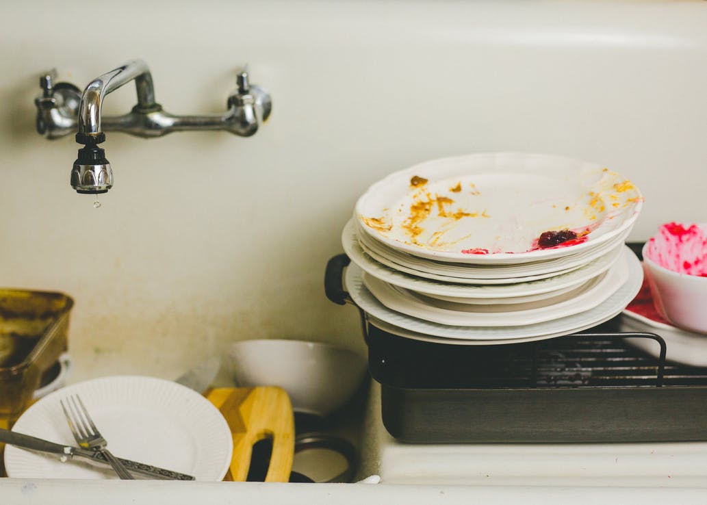 8 consejos para lidiar con la pila de platos sucios