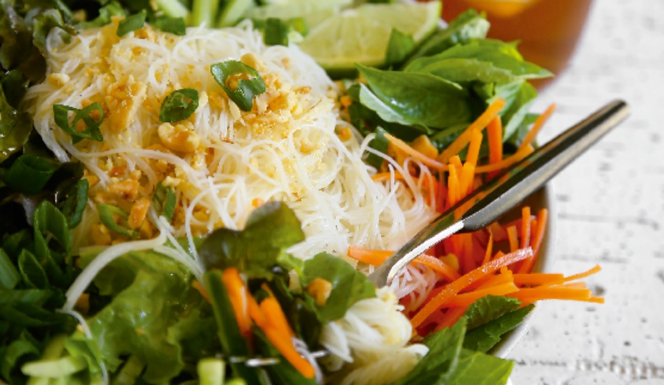 Receta de ensalada vietnamita de fideos de arroz