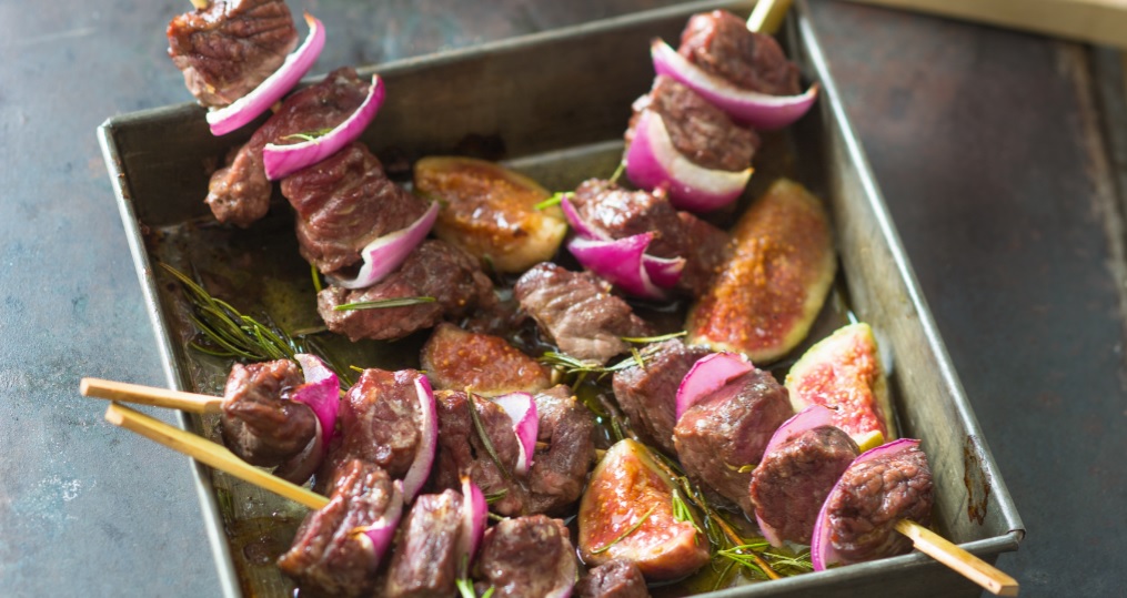 Para una cena exprés, esta receta de brochetas de res con higos rostizados