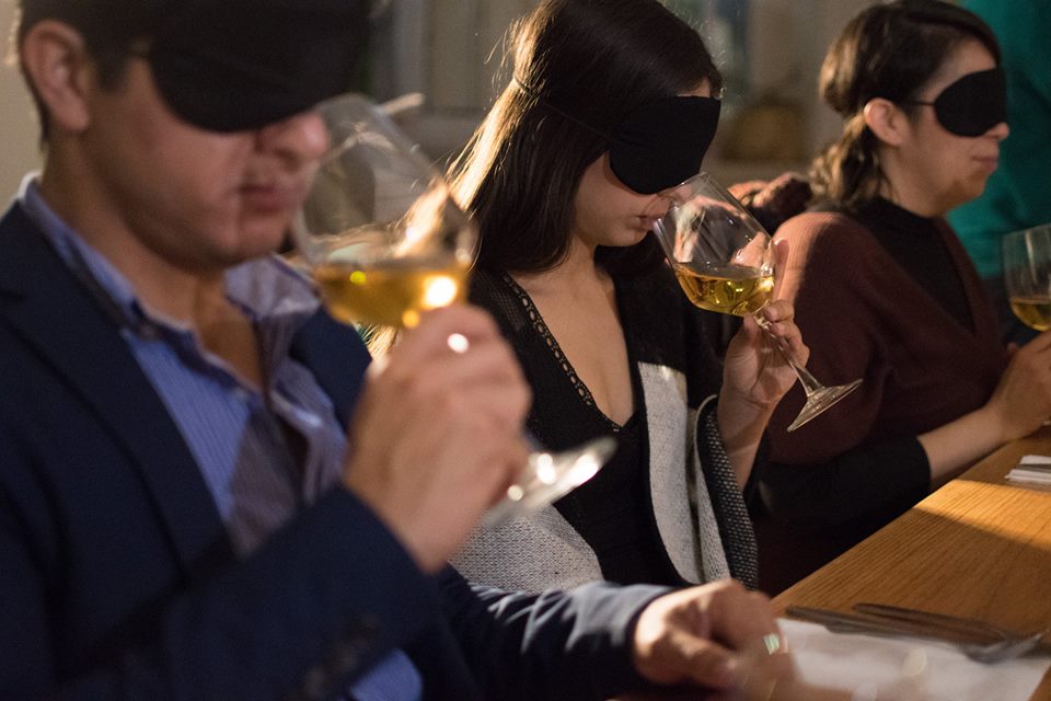 Comer y beber a ciegas, el despertar de los demás sentidos