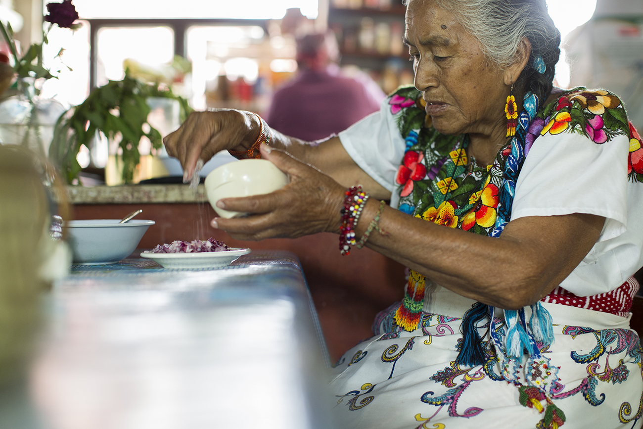 Amalita, la mujer que recupera y te acerca a la medicina tradicional de México