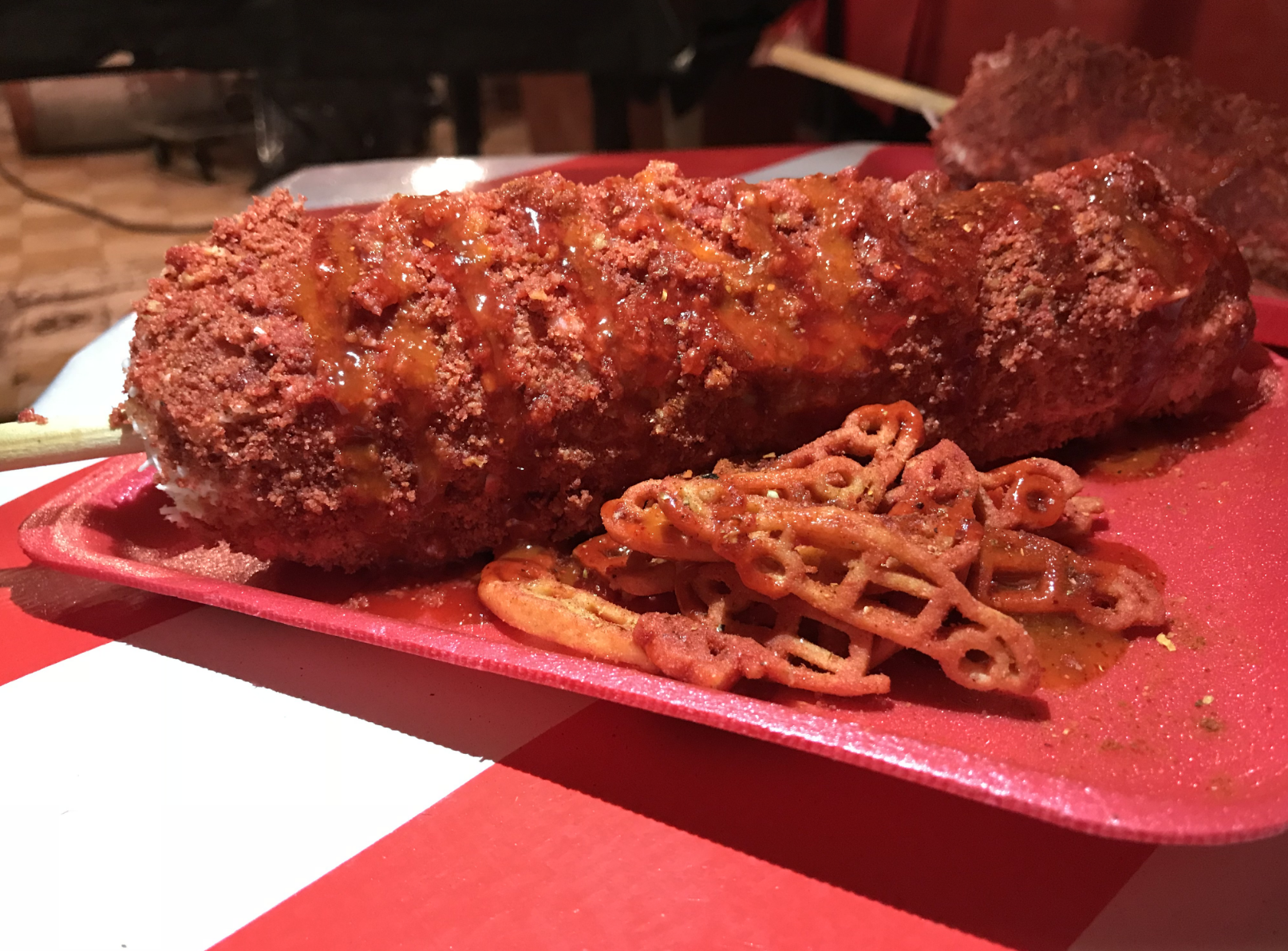 Elotes cubiertos de Doritos, Takis y suadero en los RorroElotes de la CDMX