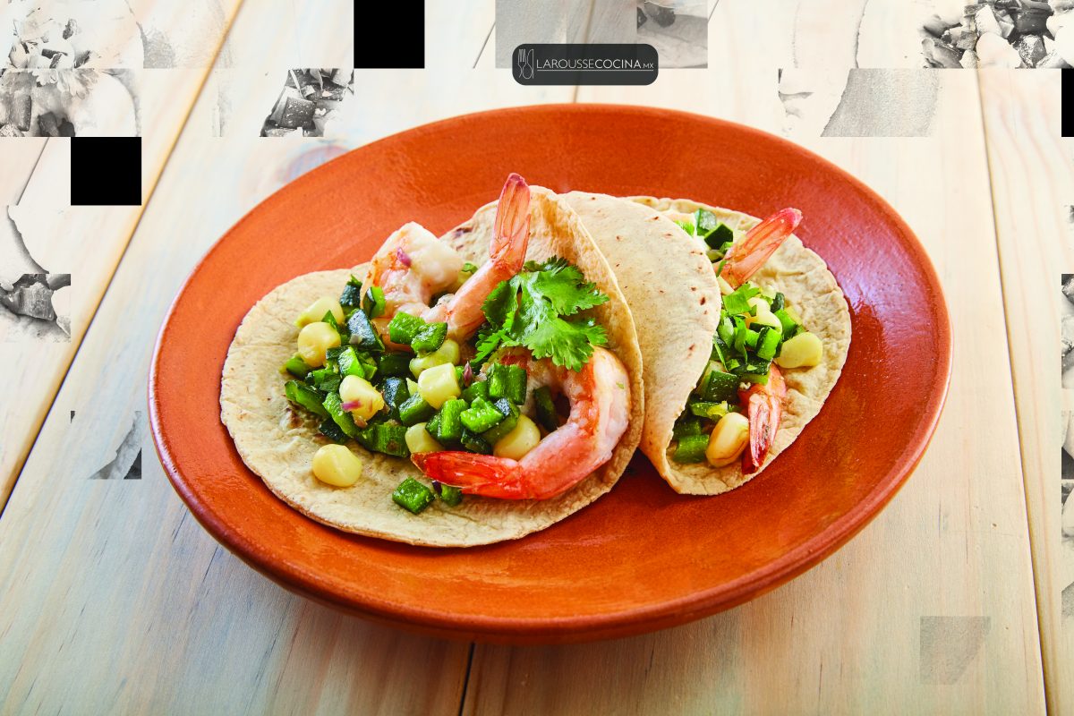 Comida completa hecha taquito: tacos de camarón con chile poblano