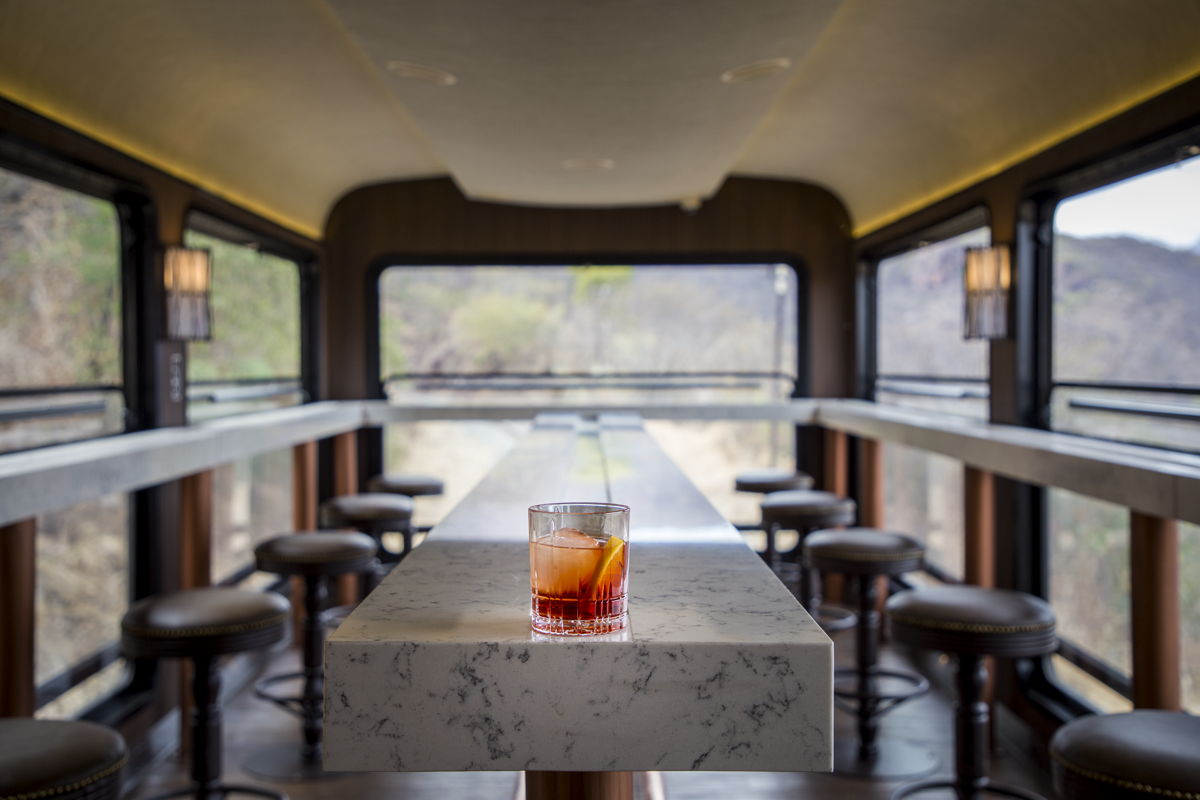 El nuevo tren que recorre la sierra tarahumara ya tiene restaurante, bar y terraza