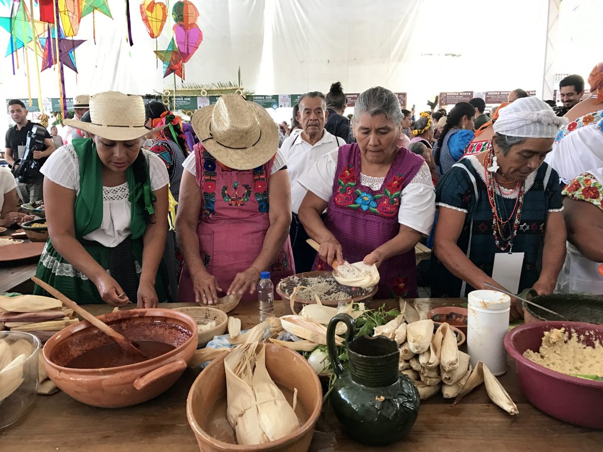 Ganan cocineras oaxaqueñas premio mundial "Guardianas de la Tradición"
