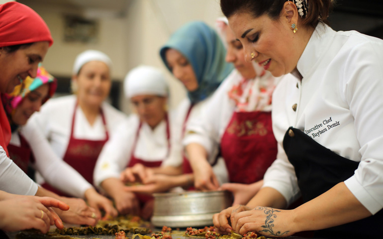 Ebru Baybara, la chef que enseña a mujeres turcas y sirias a ganar dinero cocinando
