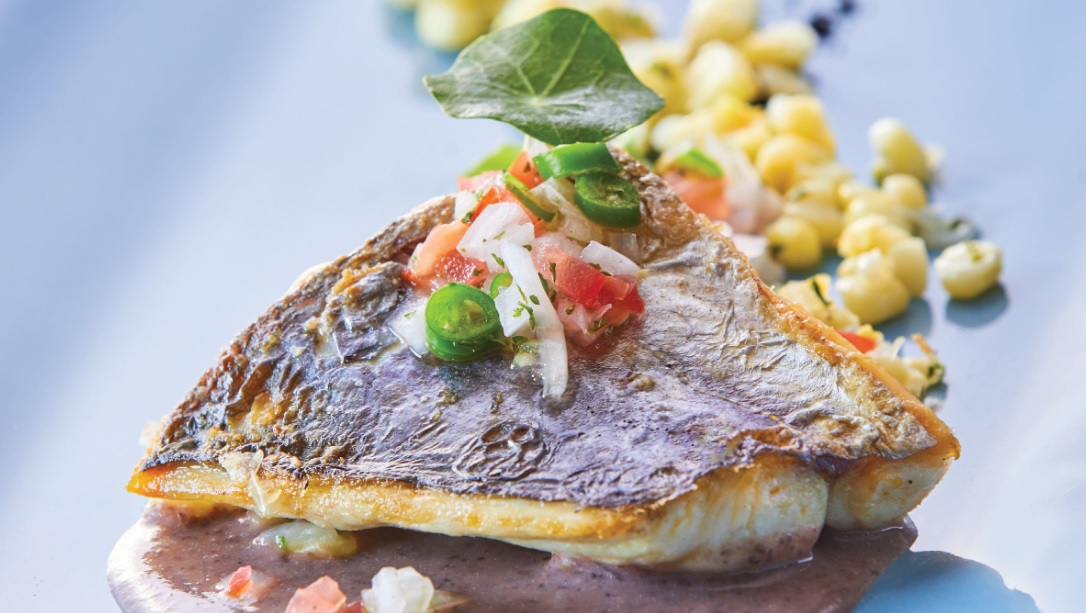 Receta de filete de pámpano con puré de frijol y esquites