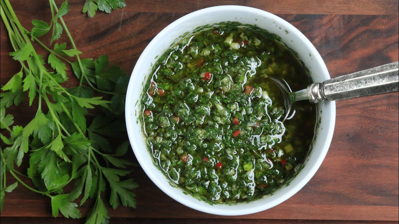 Receta de chimichurri, el gran compañero de la carne asada