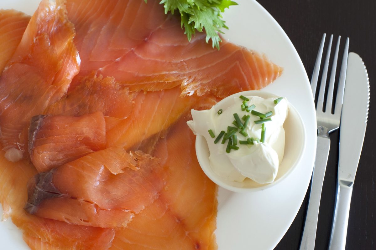 ¿Cómo curar alimentos? Te damos la receta de gravlax de salmón