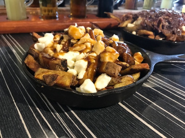 Poutine, papas fritas con queso y salsita que dan identidad a la gastronomía de Quebec (y su receta)