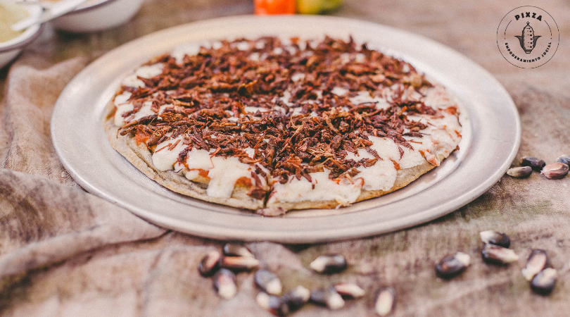 ¿Ya probaste la pizza de masa azul? Te platicamos sobre Pixza y su proyecto social