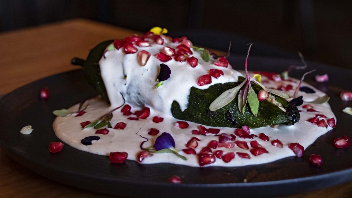 Antojo Animal: Chiles en nogada con nueces flameadas en Comal de Piedra ¡sí, por favor!