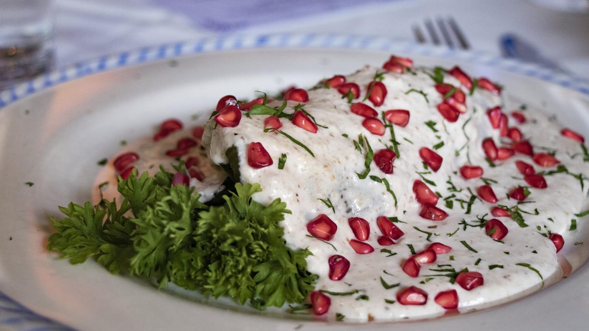 Chiles en nogada con un toque de tequila y mezcal