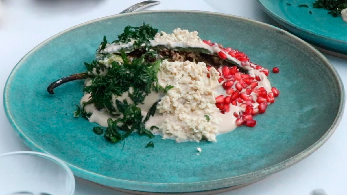 Antojo Animal: chiles en nogada rellenos de pato en Raíz ¡sí por favor!