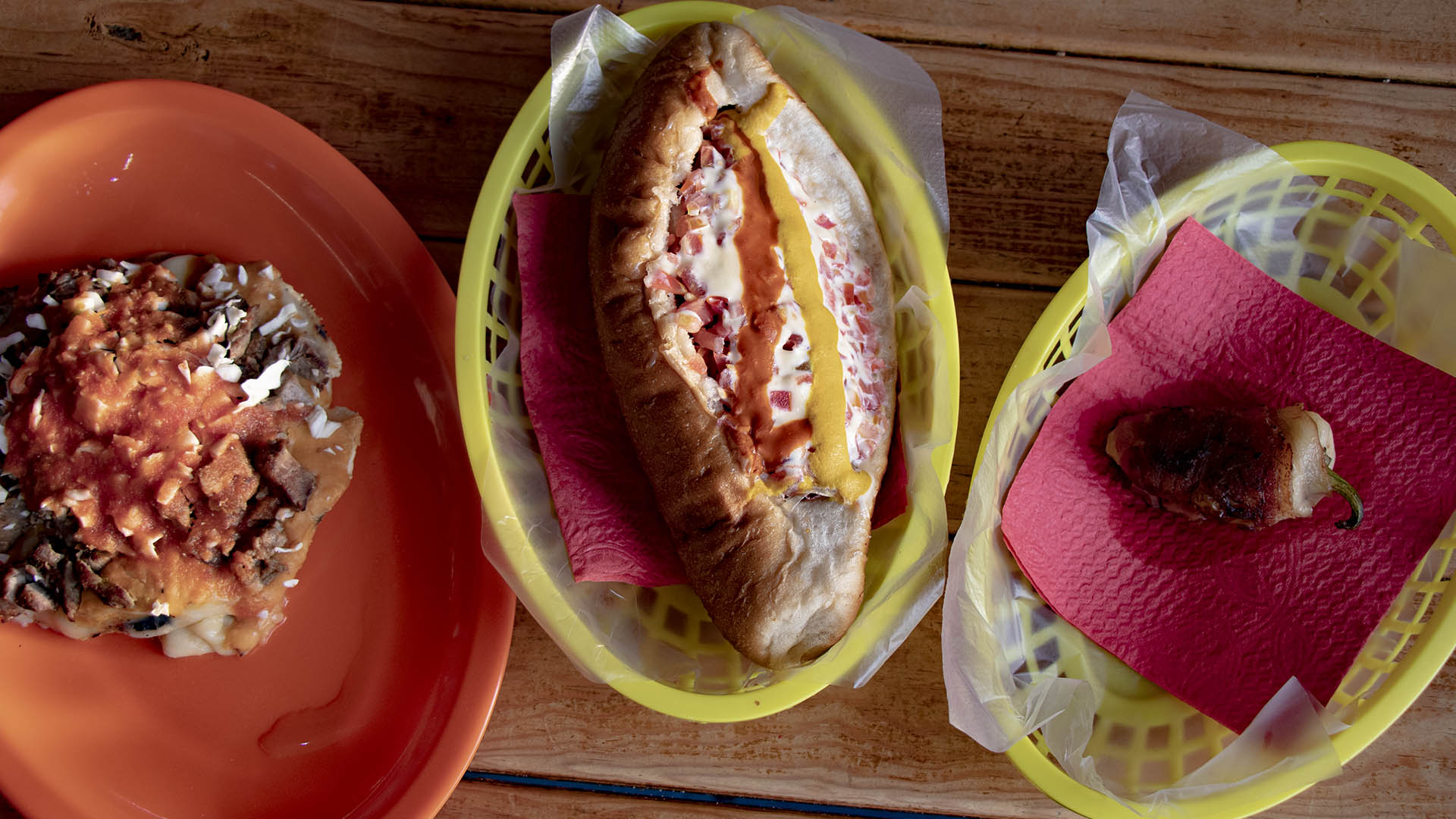 Antojo Animal: dogos y carne al puro estilo sonorense en El Moustrón