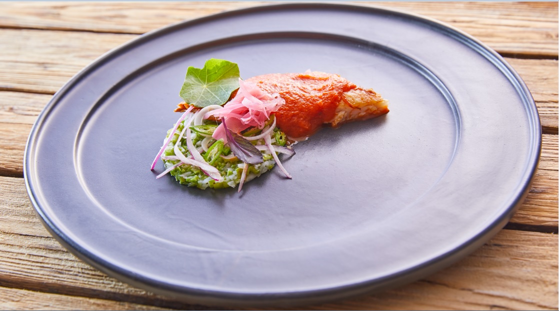 Receta de pescado con salsa de xoconostle y ensalada de nopales del chef Aquiles Chávez