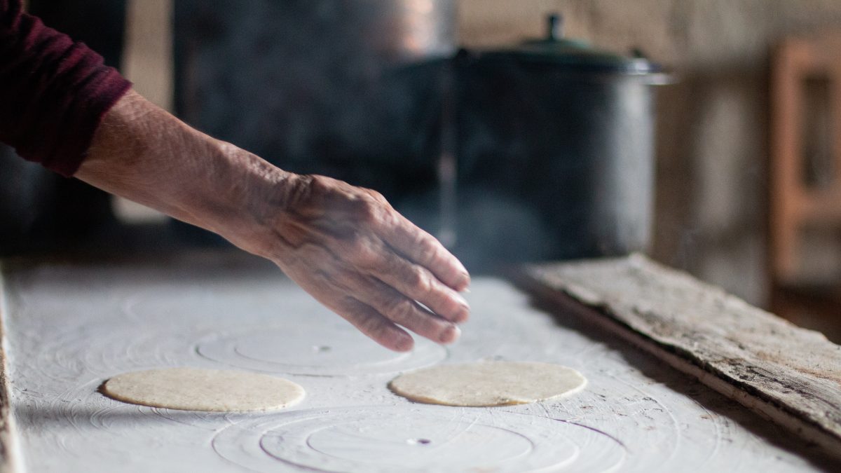 La mujer en la cocina: fundamental desde la siembra hasta el plato