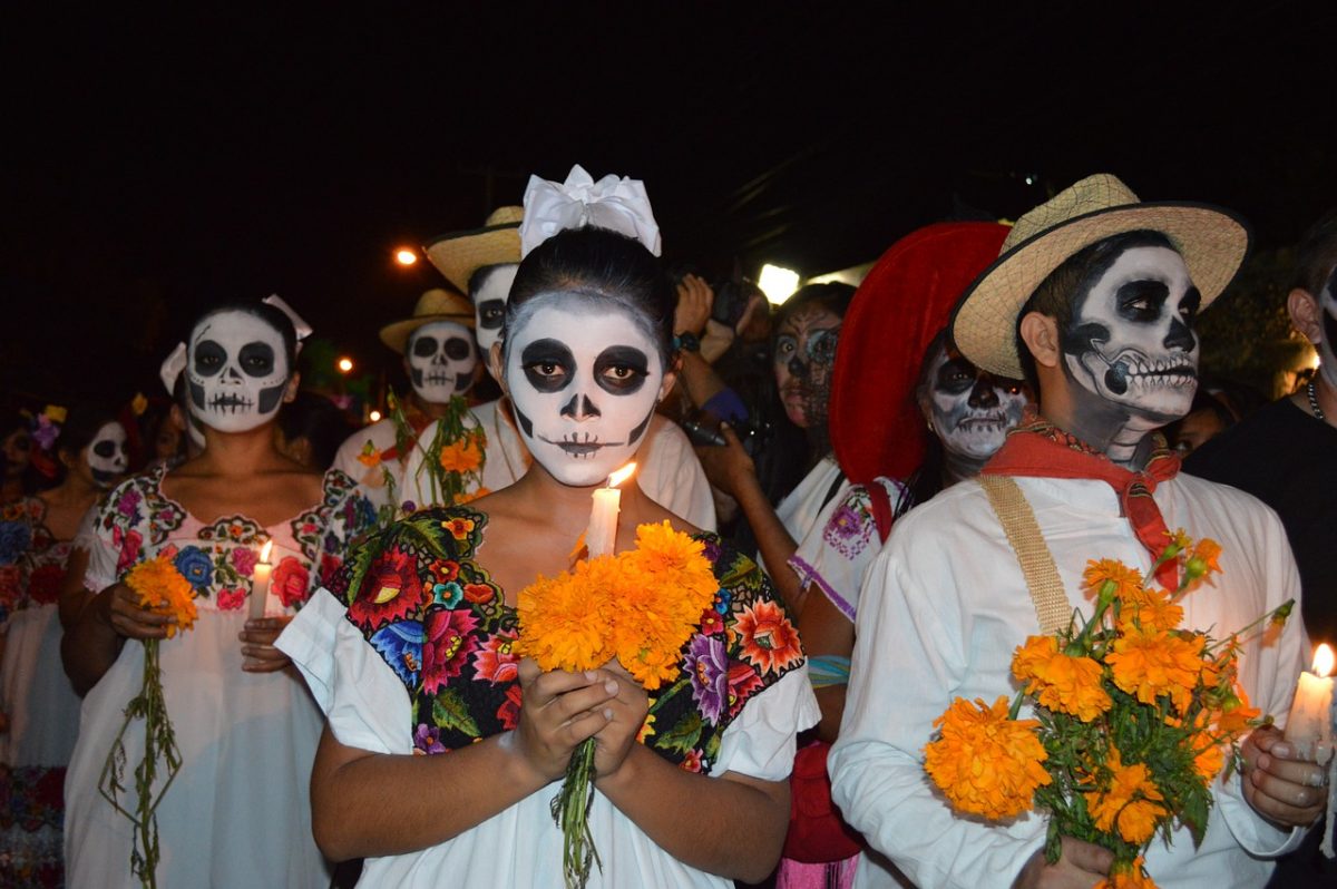 A la mesa con los platillos mayas del día de muertos