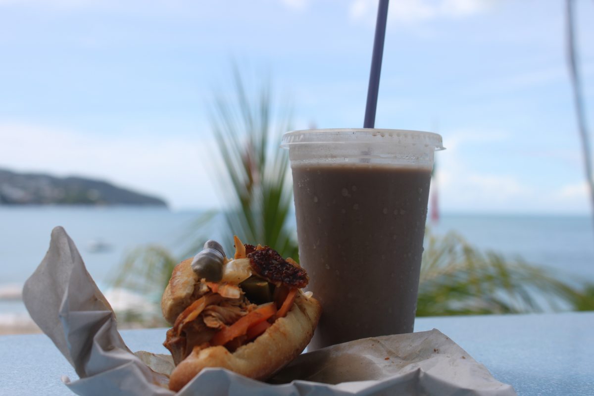 Bolillo con relleno de cuche y chilate, un desayuno muy guerrerense