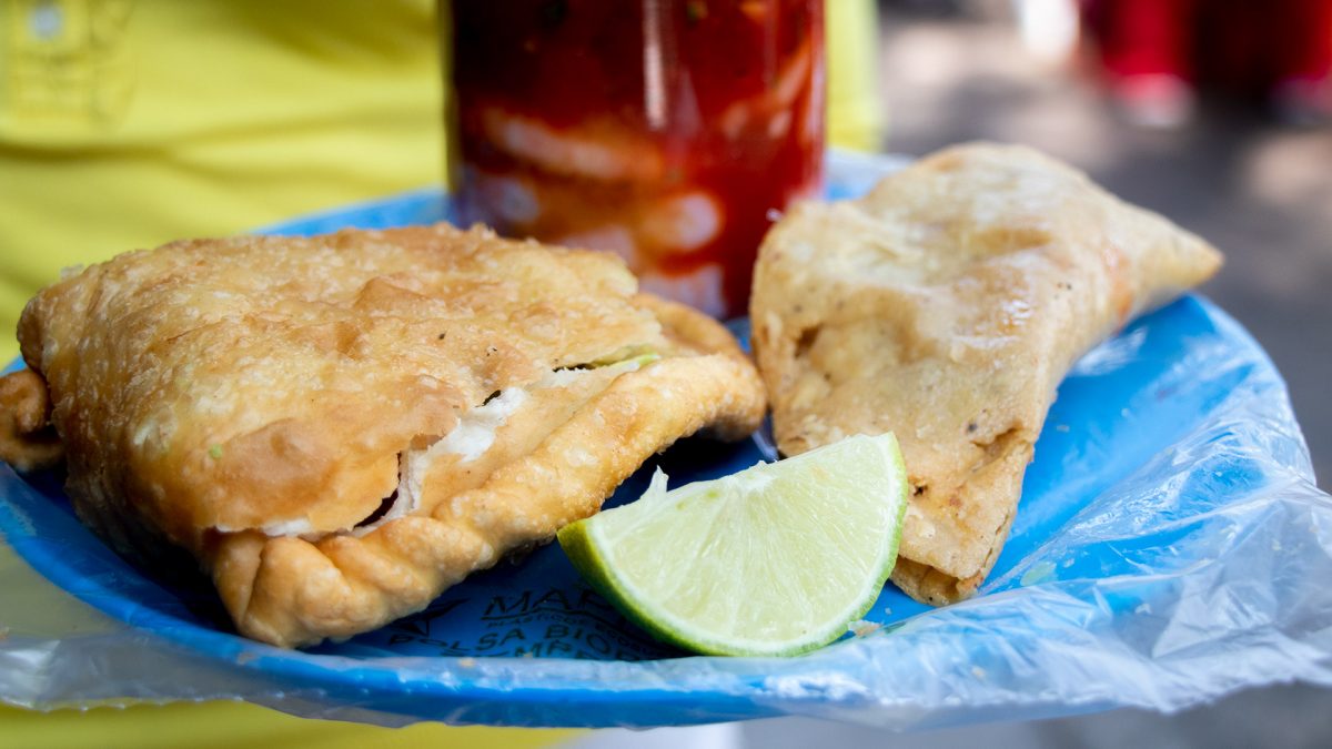 Cocteles y mariscos en El Jarocho de las Lomas: pura sabrosura a pie de calle