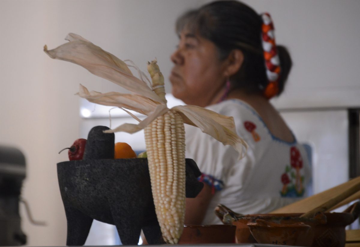 El chef mexicano que enseña a mujeres a cocinar para generar ingresos