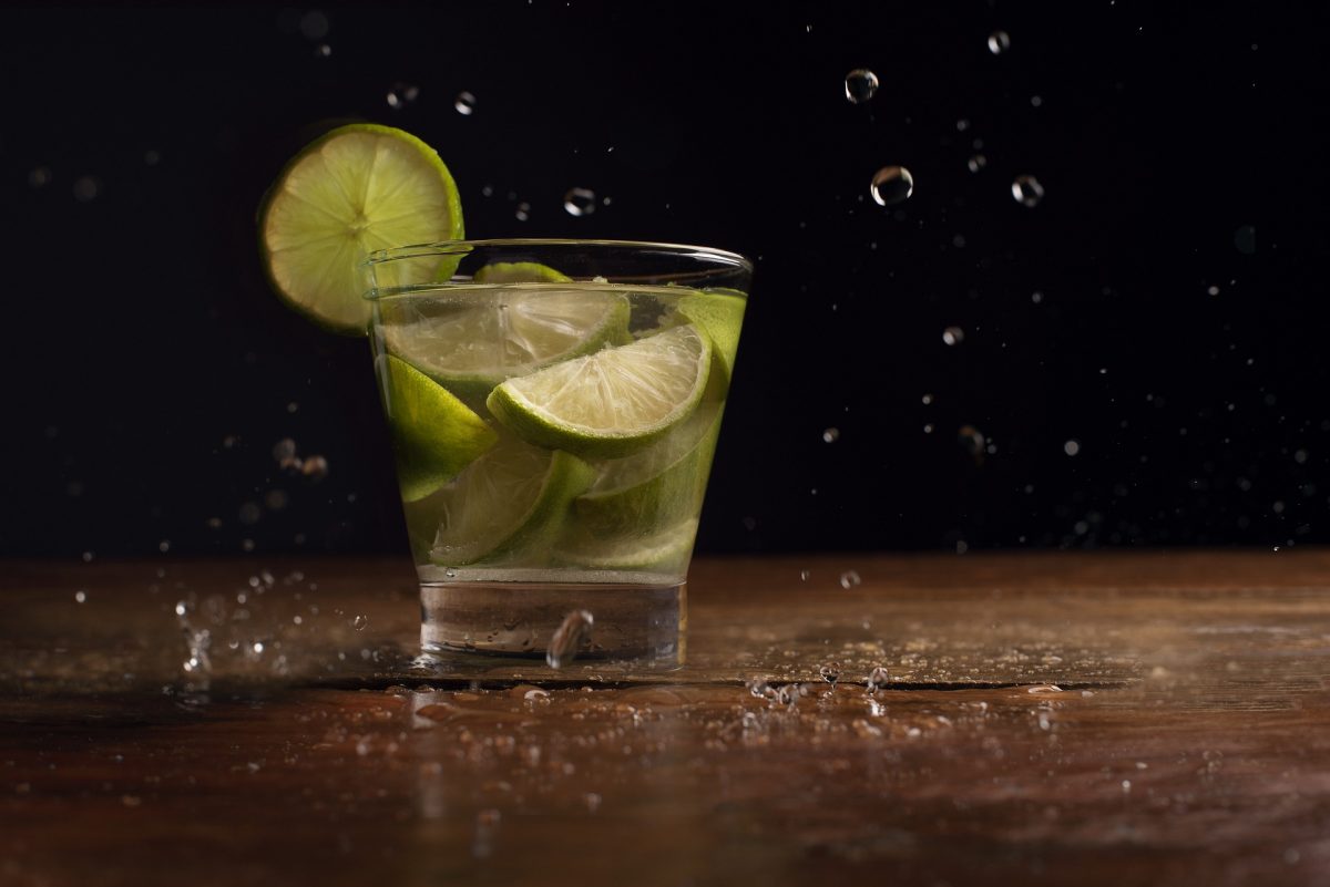Conoce la cachaza y disfruta de esta receta de caipiriña