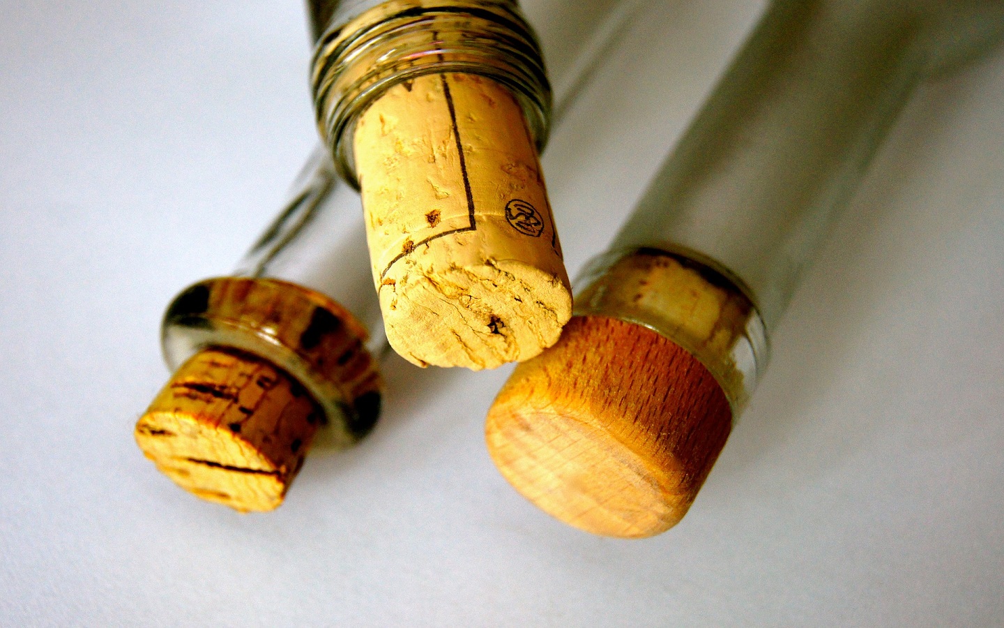 ¿Cómo sacar un corcho sin sacacorchos?