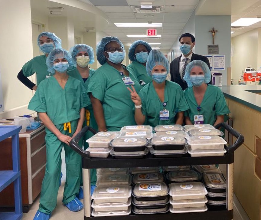 Doctores y enfermeras comen gratis en los restaurantes del chef José Andrés