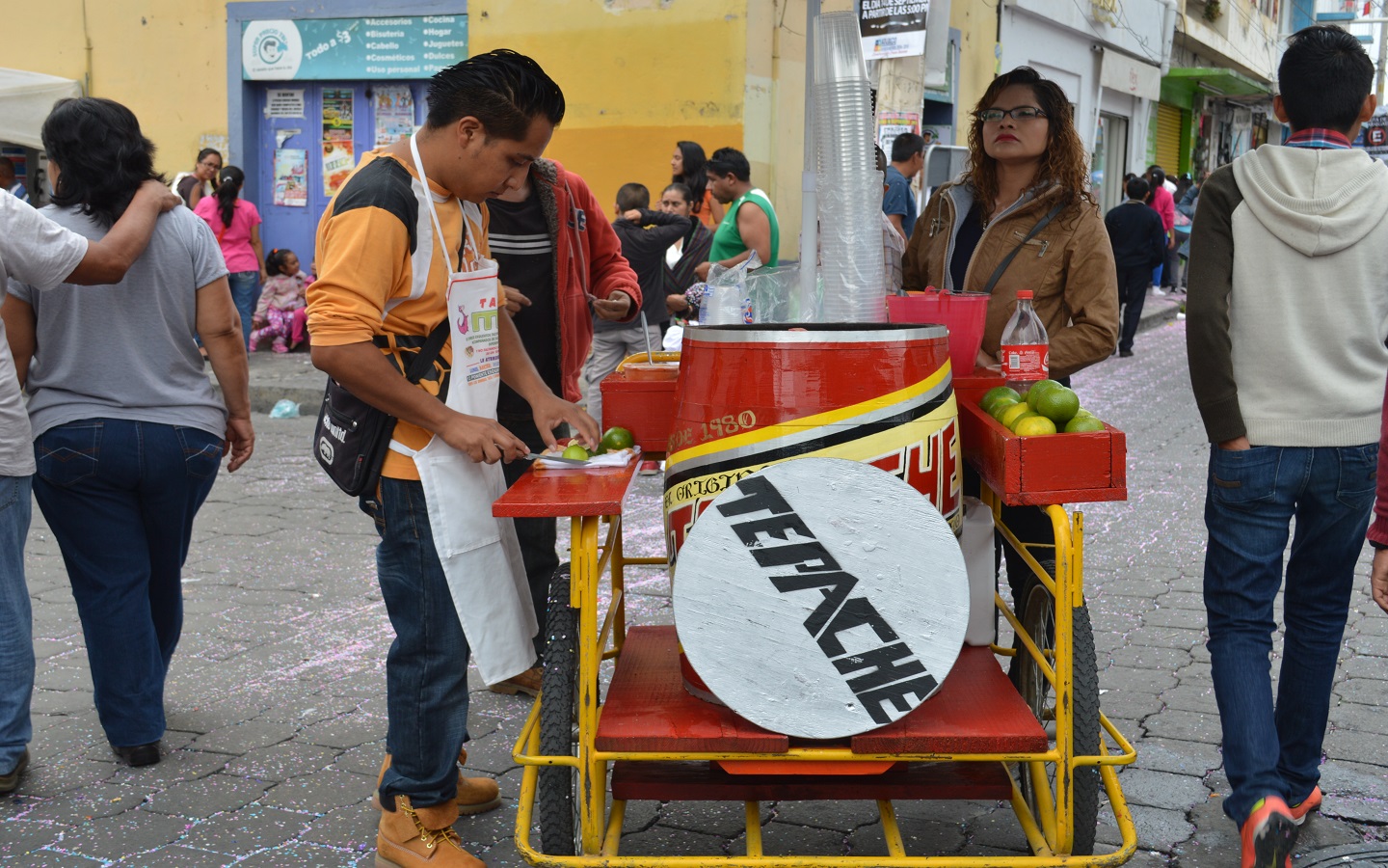 Tepache, la alegre bebida prehispánica que refresca en el calor