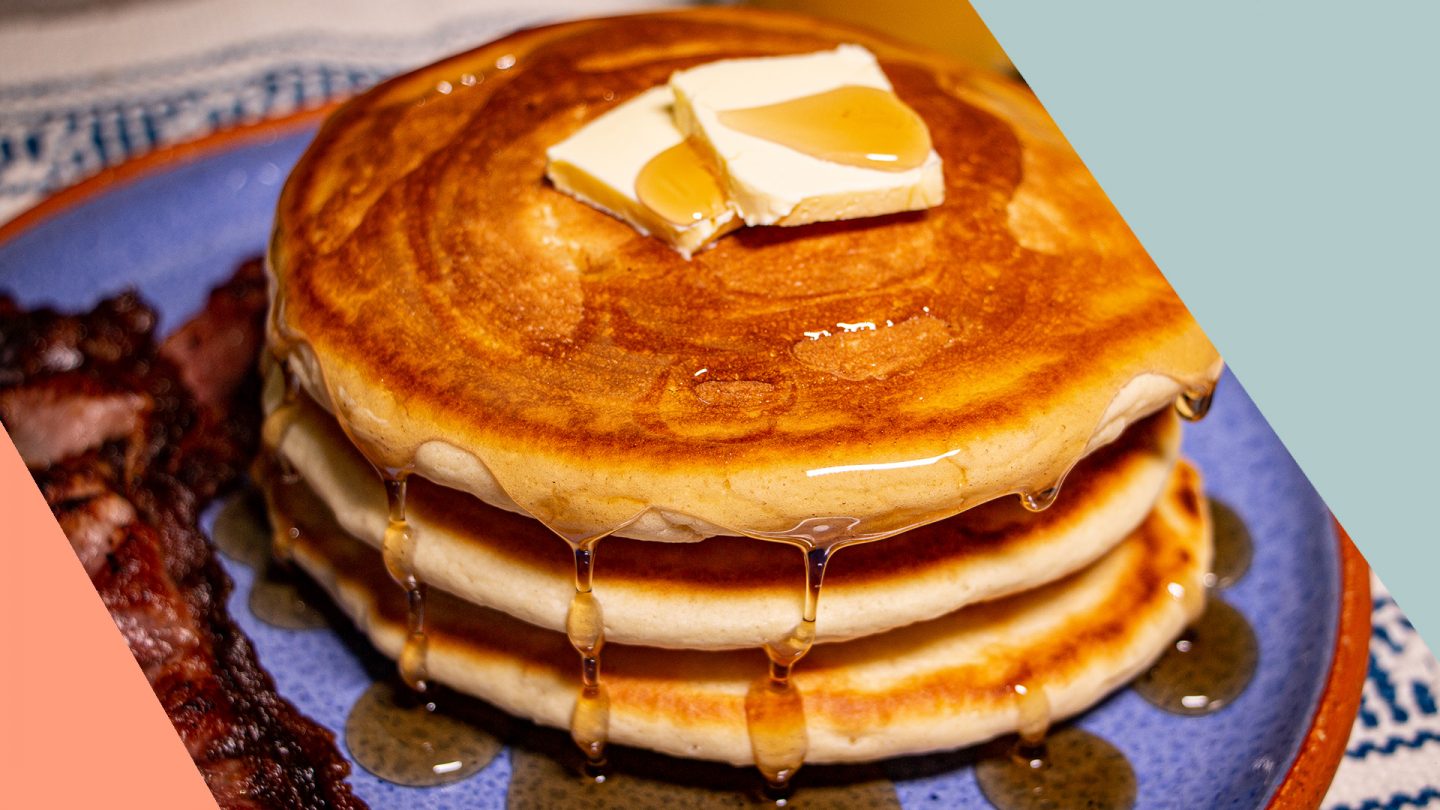 Prepara hot cakes caseros y esponjositos con esta receta