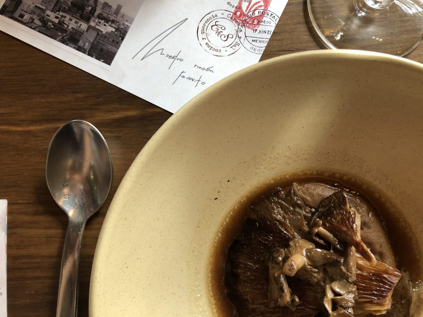 Postales en tiempos de lluvia, un gran motivo para ir a Carmela y Sal