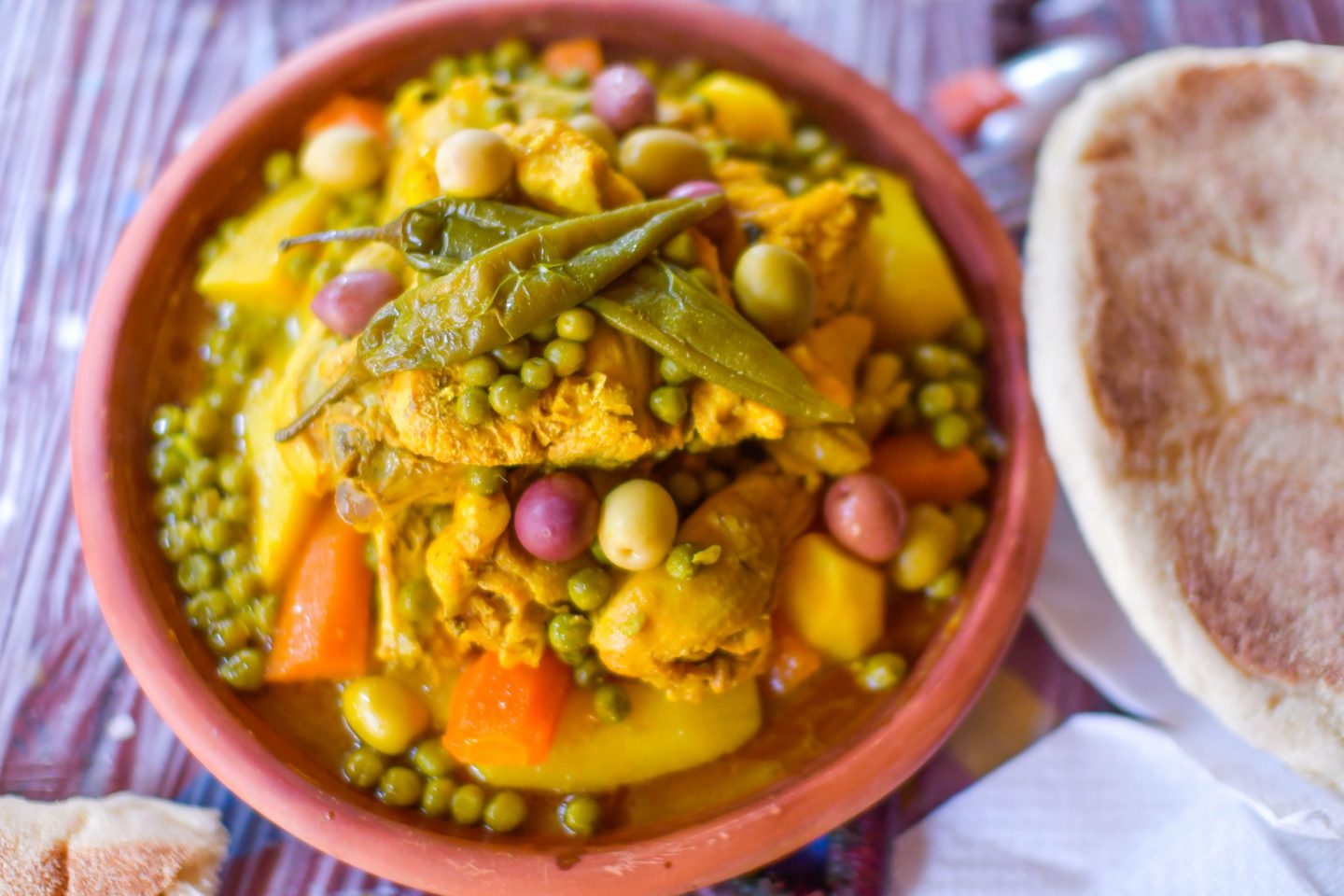 Prepara tajine de pollo y especias, el plato típico de Marruecos