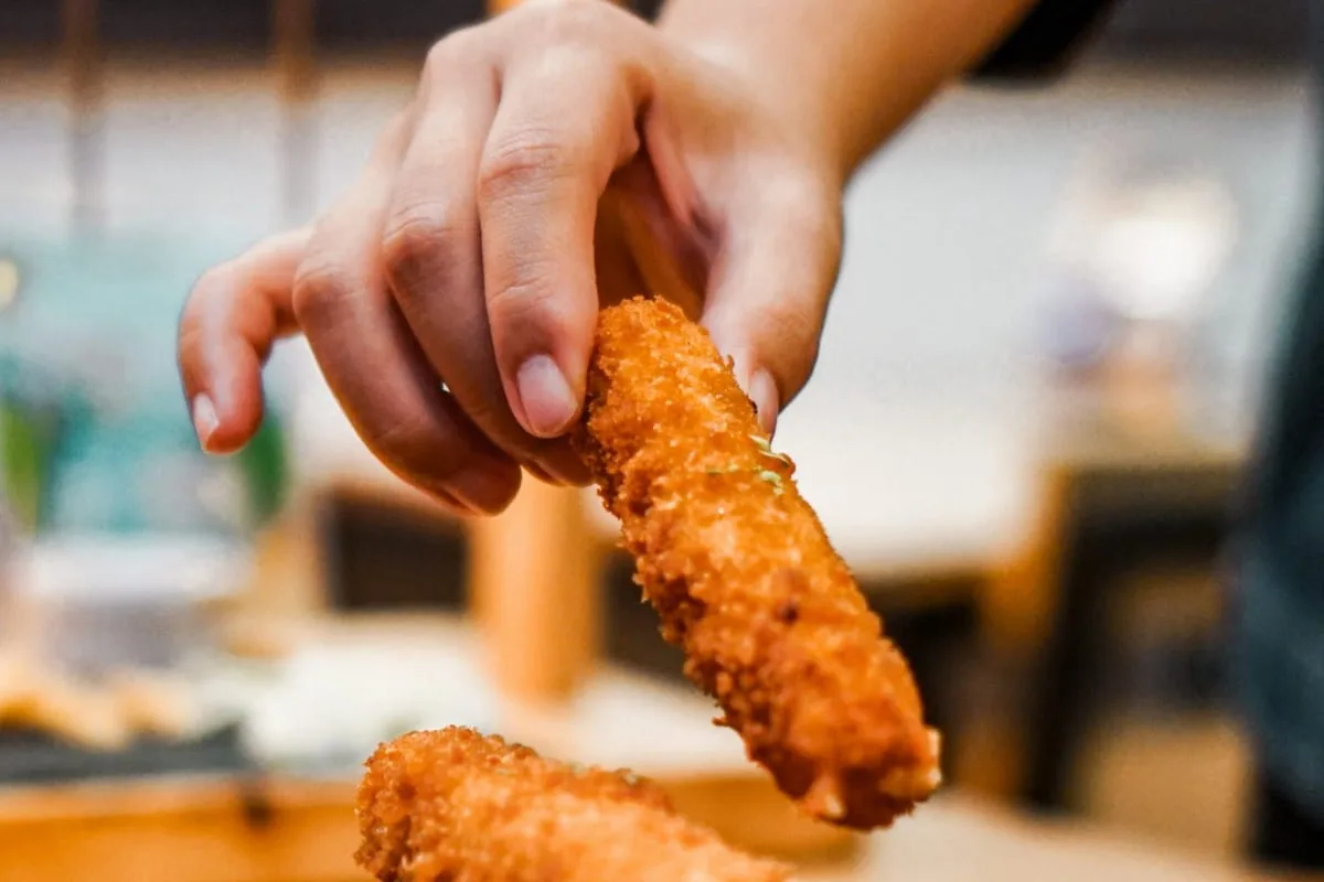 Receta de dedos de queso y 3 aderezos ¡Crujientes y monchosos!