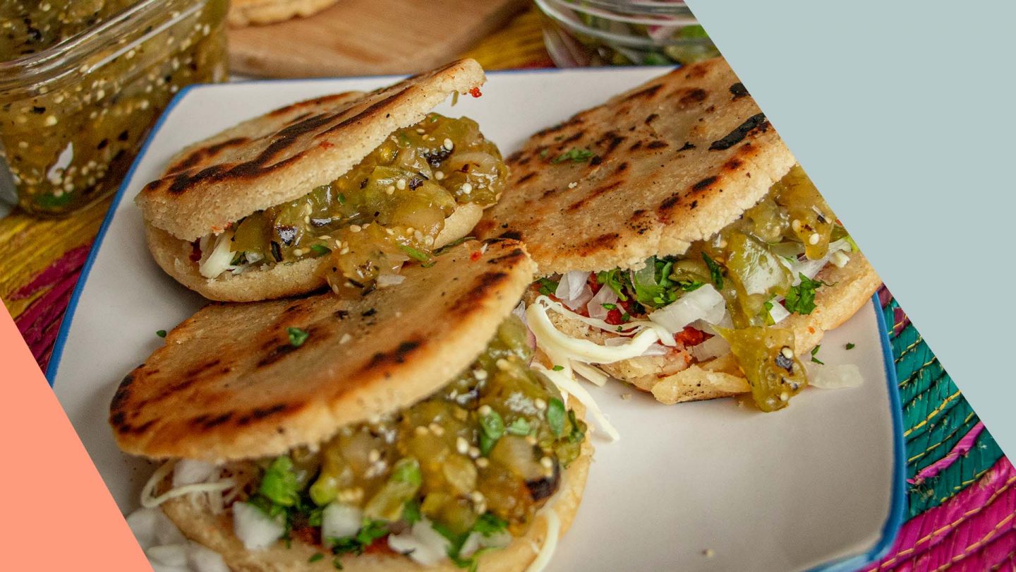 Receta para hacer gorditas de chicharrón y salsa verde tatemada