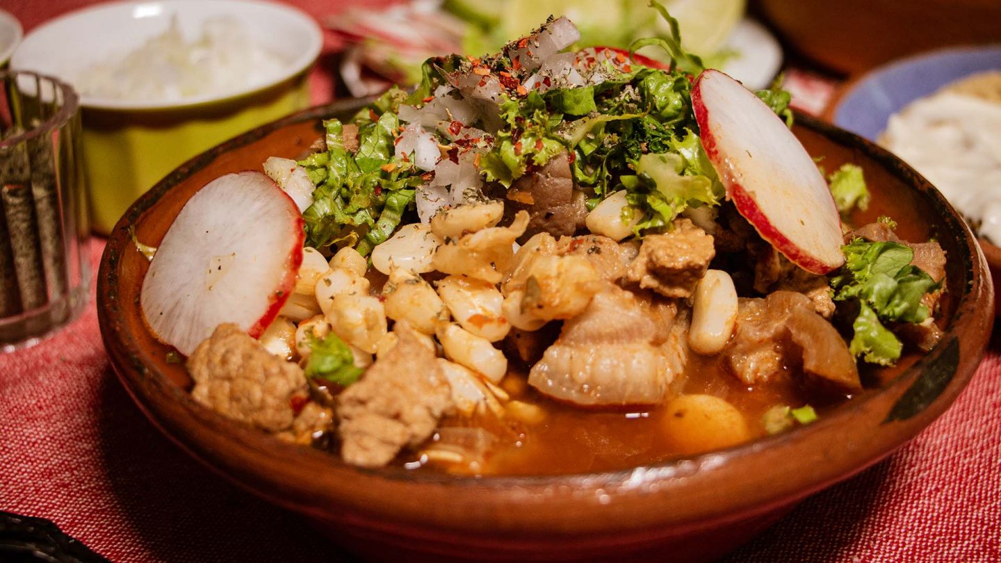 ¡Receta Fácil! Cómo Se Prepara El Pozole Rojo De Puerco