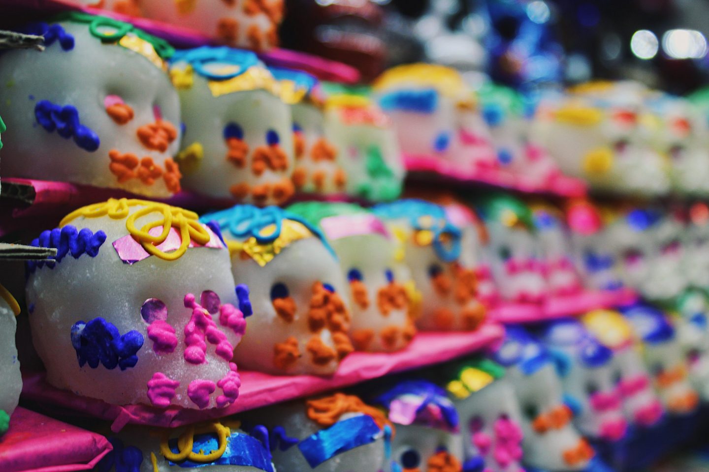 Calaveritas de azúcar, comida y pan, tradiciones del día de Muertos