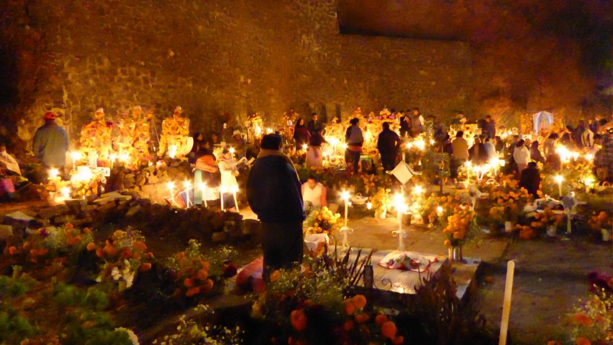 La noche de muertos en Michoacán: la tradición vive aún en pandemia
