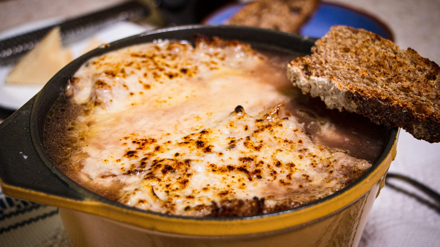 Sopa de cebolla, la receta más apapachadora del otoño