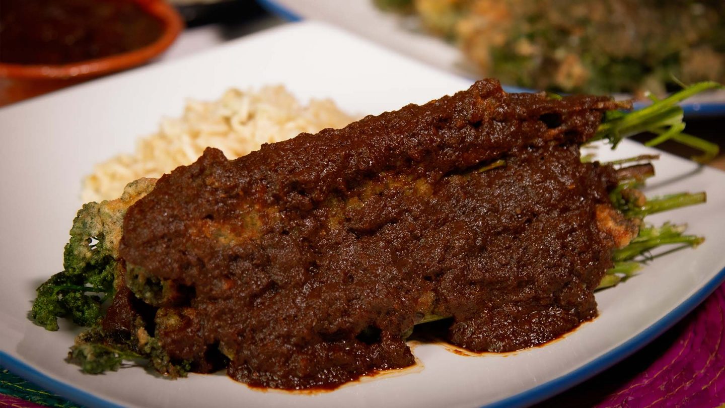 Con sabores a casa: receta de huauzontles en salsa de pasilla