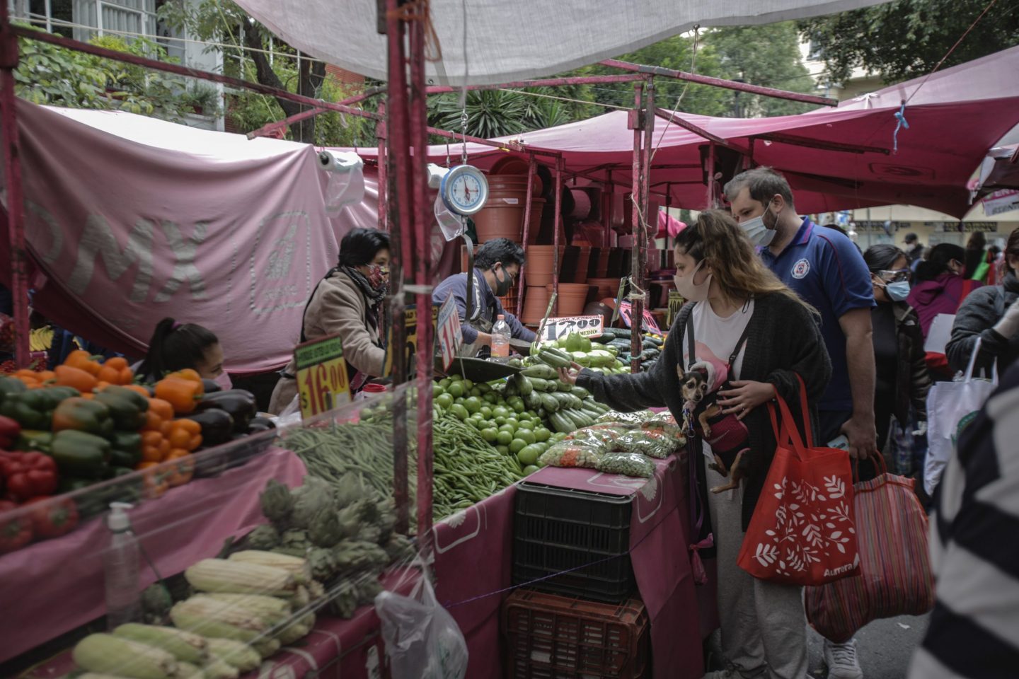 Comer y comprar en los tianguis en pandemia ¿es seguro?