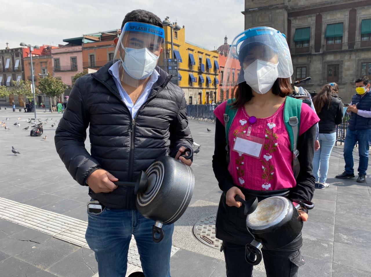 Abrir o morir, con cacerolazo empleados de restaurantes se manifiestan en CDMX